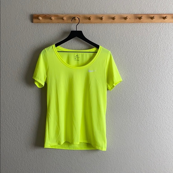 🎉SALE🎉 NIKE Performance Tee Dri-Fit Bright Yellow Size M - Picture 2 of 7